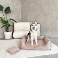 legowisko dla psa ciemnobezowe-torino-z-psem.jpg