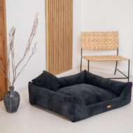 czarne-legowisko dla psa -w-salonie-prato