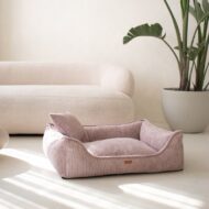 legowisko-dla-psa-milano-rozowe-w-salonie.jpg
