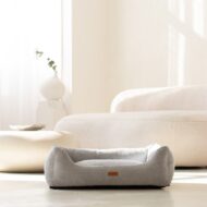 szare-legowisko dla psa-prato-w-salonie