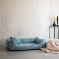 legowisko dla psa turkusowe-rimini-w-salonie