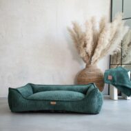 zielone-legowisko-dla-psa-milano-w-salonie.jpg